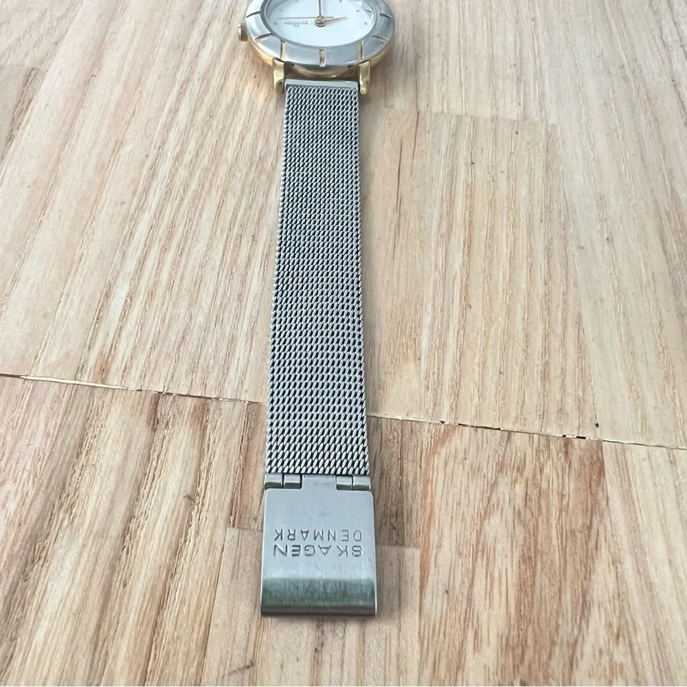 Skagen Denmark ladies round silver tone contemporary dress watch NEW BATTERY